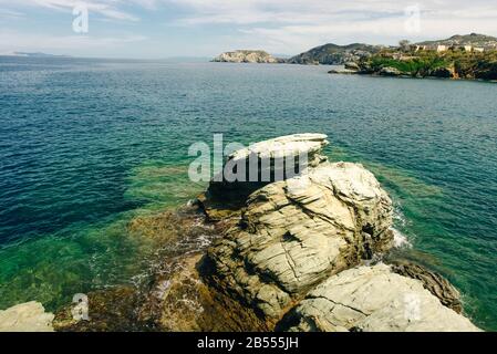 Das kleine Dorf mit einzigartigen Stränden und dem berühmten Ferienort Agia Pelagia, Heraklion, Crete, Griechenland. Stockfoto