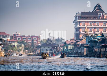 Lokale Menschen auf dem Boot, Inle Lake, Myanmar, Asien Stockfoto