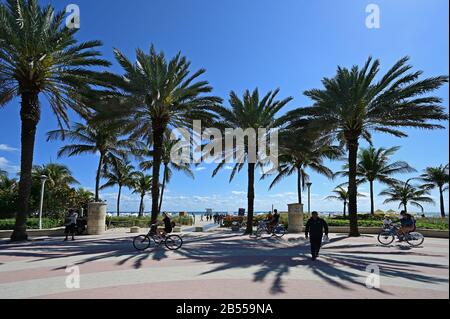 Miami Beach, Florida - 29. Februar 2020 - Strand am Ende der Lincoln Road am klaren wolkenlosen Morgen. Stockfoto