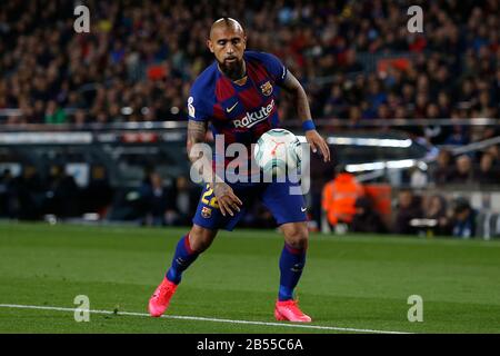 Barcelona, Katalonien, Spanien. März 2020. 7. März 2020 - Camp Nou, Barcelona, Spanien - LaLiga Santander- FC Barcelona gegen Real Lieddad; Arturo Vidal vom FC Barcelona kontrolliert den Ball. Gutschrift: Eric Alonso/ZUMA Wire/Alamy Live News Stockfoto