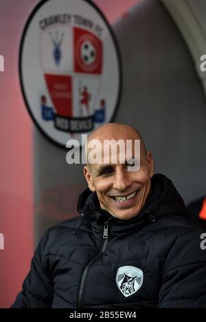 Crawley, Großbritannien. März 2020. Crawley, ENGLAND - 7. MÄRZ Dino Maamria (Manager) von Oldham Athletic vor dem Spiel der Sky Bet League 2 zwischen Crawley Town und Oldham Athletic im Broadfield Stadium, Crawley am Samstag, 7. März 2020. (Kredit: Eddie Garvey/MI News) Foto darf nur für redaktionelle Zwecke in Zeitungen und/oder Zeitschriften verwendet werden, Lizenz für kommerzielle Nutzung erforderlich Kredit: MI News & Sport /Alamy Live News Stockfoto