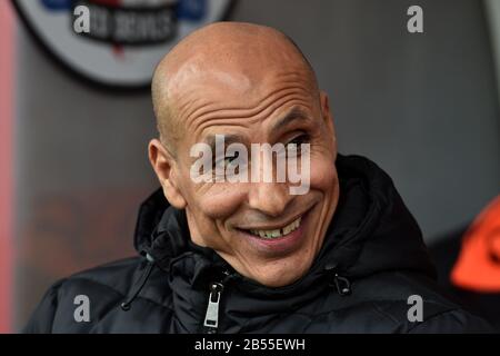 Crawley, Großbritannien. März 2020. Crawley, ENGLAND - 7. MÄRZ Dino Maamria (Manager) von Oldham Athletic vor dem Spiel der Sky Bet League 2 zwischen Crawley Town und Oldham Athletic im Broadfield Stadium, Crawley am Samstag, 7. März 2020. (Kredit: Eddie Garvey/MI News) Foto darf nur für redaktionelle Zwecke in Zeitungen und/oder Zeitschriften verwendet werden, Lizenz für kommerzielle Nutzung erforderlich Kredit: MI News & Sport /Alamy Live News Stockfoto