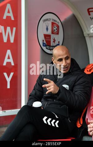 Crawley, Großbritannien. März 2020. Crawley, ENGLAND - 7. MÄRZ Dino Maamria (Manager) von Oldham Athletic vor dem Spiel der Sky Bet League 2 zwischen Crawley Town und Oldham Athletic im Broadfield Stadium, Crawley am Samstag, 7. März 2020. (Kredit: Eddie Garvey/MI News) Foto darf nur für redaktionelle Zwecke in Zeitungen und/oder Zeitschriften verwendet werden, Lizenz für kommerzielle Nutzung erforderlich Kredit: MI News & Sport /Alamy Live News Stockfoto