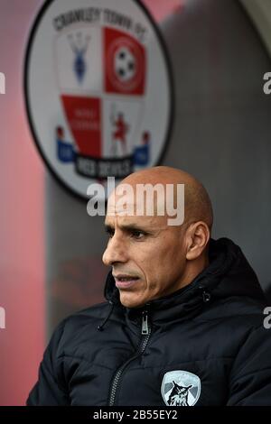 Crawley, Großbritannien. März 2020. Crawley, ENGLAND - 7. MÄRZ Dino Maamria (Manager) von Oldham Athletic vor dem Spiel der Sky Bet League 2 zwischen Crawley Town und Oldham Athletic im Broadfield Stadium, Crawley am Samstag, 7. März 2020. (Kredit: Eddie Garvey/MI News) Foto darf nur für redaktionelle Zwecke in Zeitungen und/oder Zeitschriften verwendet werden, Lizenz für kommerzielle Nutzung erforderlich Kredit: MI News & Sport /Alamy Live News Stockfoto