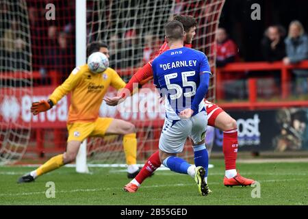 Crawley, Großbritannien. März 2020. Crawley, ENGLAND - 7. MÄRZ ZAK Dearnley von Oldham Athletic schließt während des Sky Bet League 2 Spiels zwischen Crawley Town und Oldham Athletic im Broadfield Stadium, Crawley am Samstag, 7. März 2020. (Kredit: Eddie Garvey/MI News) Foto darf nur für redaktionelle Zwecke in Zeitungen und/oder Zeitschriften verwendet werden, Lizenz für kommerzielle Nutzung erforderlich Kredit: MI News & Sport /Alamy Live News Stockfoto