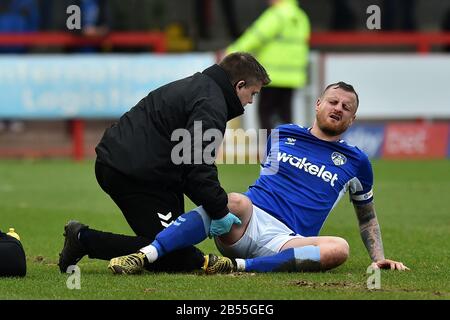 Crawley, Großbritannien. März 2020. Crawley, ENGLAND - 7. MÄRZ DAVID Heizung (Kapitän) von Oldham Athletic wird während des Sky Bet League 2 Spiels zwischen Crawley Town und Oldham Athletic im Broadfield Stadium, Crawley am Samstag, den 7. März 2020, verletzt. (Kredit: Eddie Garvey/MI News) Foto darf nur für redaktionelle Zwecke in Zeitungen und/oder Zeitschriften verwendet werden, Lizenz für kommerzielle Nutzung erforderlich Kredit: MI News & Sport /Alamy Live News Stockfoto