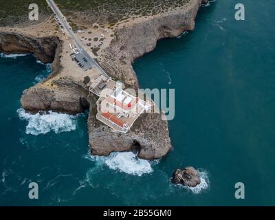 Antenne drone Panoramablick auf den Leuchtturm und Klippen am Kap St. Vincent bei Sonnenuntergang. Algarve Seascape. Erstaunliche Landschaft. in Kontinentaleuropa die meisten Stockfoto