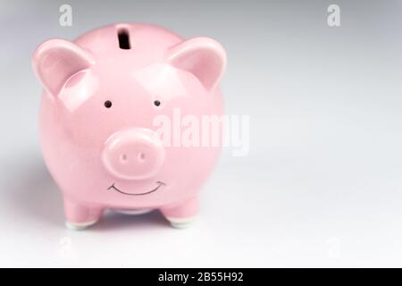 Pinkfarbene, piggige Bank auf weißem Hintergrund mit Spiegelung Stockfoto