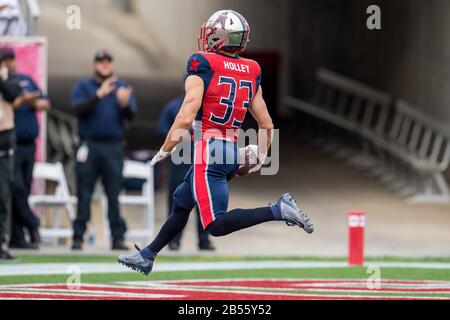 Houston, TX, USA. März 2020. Houston Roughnecks Running Back Nick Holley (33) erzielt einen Touchdown während des 2. Viertels eines XFL-Fußballspiels zwischen den Seattle Dragons und den Houston Roughnecks im TDECU Stadium in Houston, TX. Houston gewann das Spiel 32 bis 23.Trask Smith/CSM/Alamy Live News Stockfoto