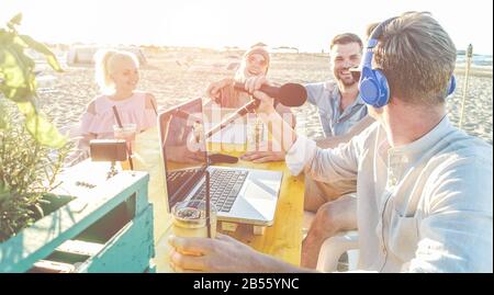 Gruppe junger Menschen, die ein Live-Video von Strandparty bei Sonnenuntergang machen - neue Technologietrends, Jugendlebensstil, Sommer- und Sozialkonzept - F Stockfoto