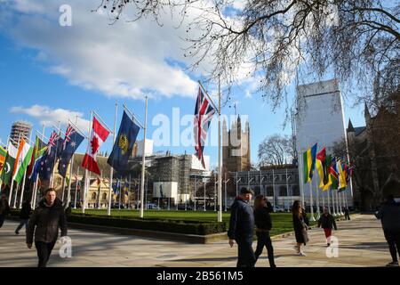 London, Großbritannien. März 2020. Die Flaggen der Commonwealth-Länder flattern am Londoner Parliament Square vor der Feier zum Commonwealth Day am Montag, den 9. März 2020. Credit: Sopa Images Limited/Alamy Live News Stockfoto