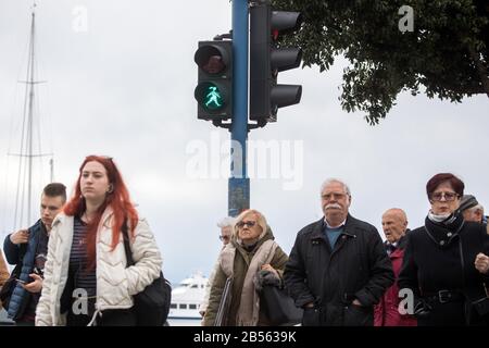 (200307) -- RIJEKA (KROATIEN), 7. März 2020 (Xinhua) -- EINE weibliche Ampelfigur ist am 7. März 2020 in Rijeka, Kroatien, vor dem Internationalen Frauentag zu sehen. (Ivica Galovic/Pixsell über Xinhua) Stockfoto