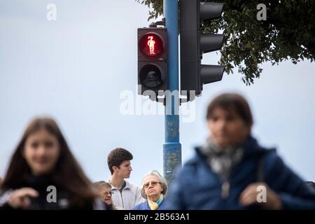 (200307) -- RIJEKA (KROATIEN), 7. März 2020 (Xinhua) -- EINE weibliche Ampelfigur ist am 7. März 2020 in Rijeka, Kroatien, vor dem Internationalen Frauentag zu sehen. (Ivica Galovic/Pixsell über Xinhua) Stockfoto