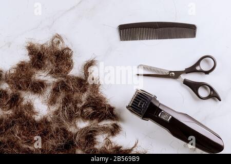 Elektrischer Haarschneider, professionelle normale Friseurschere mit Kammhaar Stockfoto