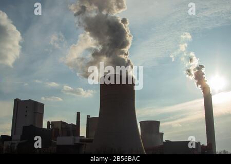 RWE-Kohlekraftwerk Plangt Niederaußem, Schornstein mit Abgasen Stockfoto