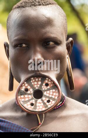 Ein Kopfschuss einer Traditionellen äthiopischen Frau aus Mursi Tribe (Ethnische Gruppe) mit einer Lippenplatte Aus Clay im Omo-Tal im Süden Äthiopiens. Stockfoto