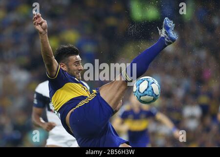 Buenos Aires, Argentinien - 07. März 2020: Eduardo Salvio springt für den Ball in der Bombonera in Buenos Aires, Argentinien Stockfoto