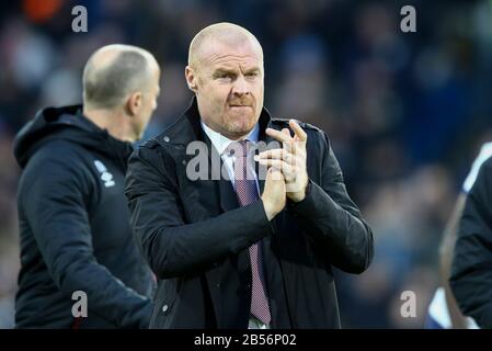 Burnley Manager Sean Dyche macht sich auf den Weg zum Dugout. Premier League Match, Burnley gegen Tottenham Hotspur am Samstag, den 7. März 2020, auf Turf Moor in Burnley, Lancashire. Dieses Bild darf nur für redaktionelle Zwecke verwendet werden. Nur redaktionelle Nutzung, Lizenz für kommerzielle Nutzung erforderlich. Keine Verwendung bei Wetten, Spielen oder einer einzelnen Club-/Liga-/Spielerpublikationen. PIC von Chris Stading/Andrew Orchard Sportfotografie/Alamy Live-News Stockfoto