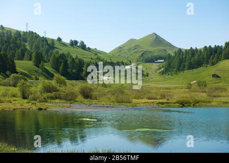 See am Refuge Napoleon, Gasthaus, Zufluchtsort Napoleon Col de Vars, Col de Vars, Vars Pass, Strassenpass; Alpenpass; Gebirgspass; Stockfoto