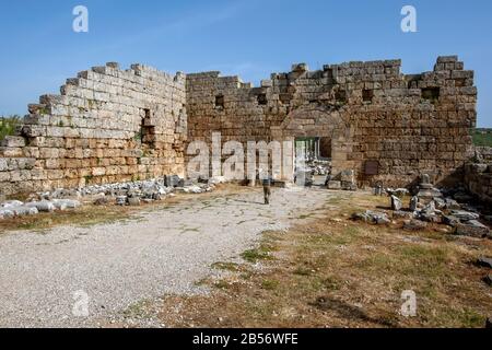 Die Ruinen des römischen Tores, die den Eintritt in die antike Stadt Perge in der Türkei erlaubten, die im 3. Jahrhundert v. Chr. große Bedeutung gewann. Stockfoto