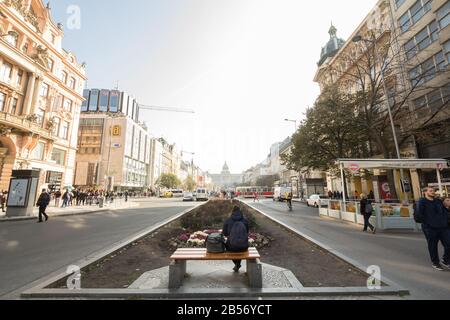 Prag, TSCHECHIEN - 31. OKTOBER 2019: Tourist, eine Frau, sitzend und zulassend Vaclaske Namesti, oder Wenzelsplatz, mit dem Nationalmuseum (Narodni Mu Stockfoto