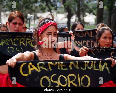 Frauen, die roten Rock und schwarzen Schal tragen, von der Aktivistengruppe "Wir sind 2074", die eine Choreographie durchführt, wenn Tausende feministischer und sympathischer Gruppen in Lima, Peru, auf die Straße gehen und um ihre Rechte am internationalen Frauentag bitten Stockfoto