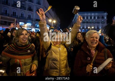 Madrid, Spanien. März 2020. Madrid, Spanien. März 2020. Frauen, die Lärm machen, schlagen Töpfe und Pfannen, die auf dem Sol Square protestieren, um den Beginn des Internationalen Frauentags zu markieren. Credit: Marcos del Mazo/Alamy Live News Stockfoto