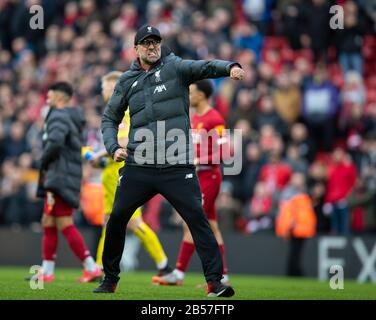 Liverpool. März 2020. Liverpools Manager Jurgen Klopp feiert nach dem Spiel der englischen Premier League zwischen Liverpool und dem AFC Bournemouth in Anfield in Liverpool, Großbritannien am 7. März 2020. Kredit: Xinhua/Alamy Live News Stockfoto