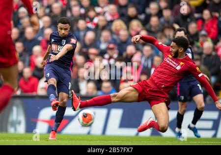 Liverpool. März 2020. Der Callum Wilson (L) von AFC Bournemouth schießt während des englischen Premier-League-Spiels zwischen Liverpool und dem AFC Bournemouth in Anfield in Liverpool, Großbritannien am 7. März 2020. Kredit: Xinhua/Alamy Live News Stockfoto