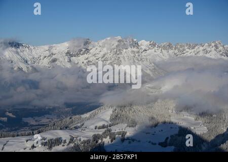 Blick vom Gipfel der hohen Salve auf den verschneiten Wilden Kaiser, die Kitzbüheler Alpen, Tyrol, Österreich Stockfoto