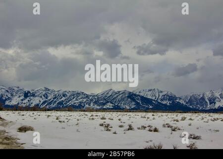 Mächtige Berge unter stürmischem Himmel. Stockfoto