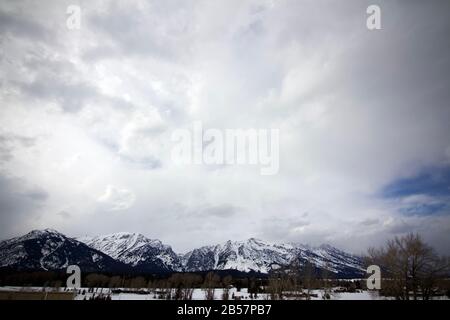 Mächtige Berge unter stürmischem Himmel. Stockfoto