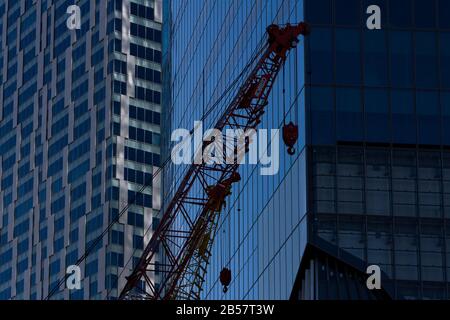 Silhouette von Kränen vor den Türmen des Shibuya Stream-Gebäudes und des Shibuya Scramble Square-Gebäudes Shibuya, Tokio, Japan Stockfoto