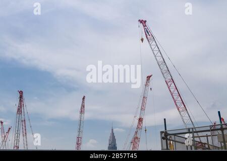 DOCOMO Tower hinter dem Bau des neuen Olympiastadions für die Olympischen Spiele 2020 in Tokio in Gaiemmae Tokio, Japan. Stockfoto