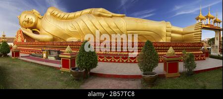 Weiter Panoramablick auf Die Von Gold Überdachte Buddhastatue oder die Große Stupa, ein heilig-buddhistisches Denkmal in Pha That Luang, Vientiane, Laos Capital Stockfoto