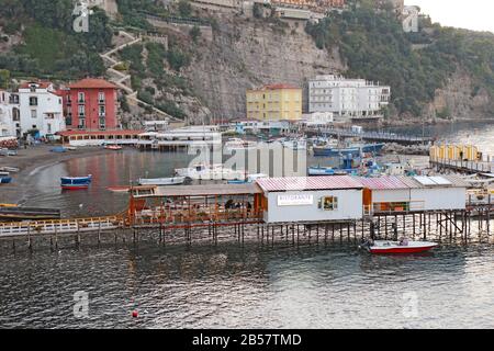 Der Hafen von Marina Grande in der Abenddämmerung. Dieses alte Tor zur Stadt beherbergt heute zahlreiche Restaurants für Touristen. Stockfoto