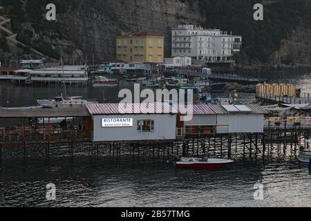 Der Hafen von Marina Grande in der Abenddämmerung. Dieses alte Tor zur Stadt beherbergt heute zahlreiche Restaurants für Touristen. Stockfoto