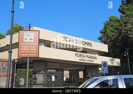 Hauptzugang zu den Pompeji-Ausgrabungen in der Nähe von Neapel, Italien. Diese alte Stadt, die durch einen Ausbruch des Vesuvs zerstört wurde. Stockfoto
