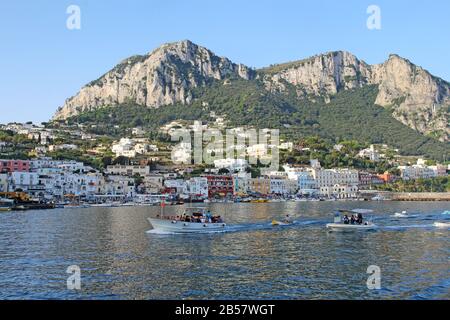 Ausflugsboote, die Marina Grande auf der Insel Capri verlassen. Diese ersten Touren am Morgen sorgen für den Transport der Bootsleute. Stockfoto