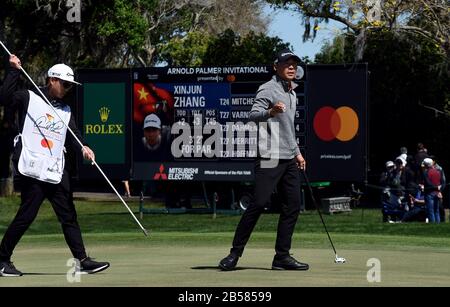 Orlando, Vereinigte Staaten. März 2020. März 2020 - Orlando, Florida, Vereinigte Staaten - Xinjun Zhang aus China verlässt das neunte Grün während der dritten Runde des Arnold Palmer Invitational Golfturniers im Bay Hill Club & Lodge am 7. März 2020 in Orlando, Florida. Credit: Paul Hennessy/Alamy Live News Stockfoto