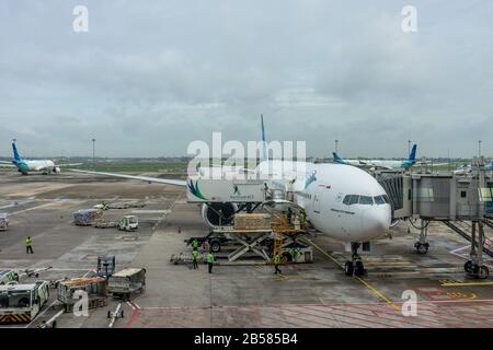 Soekarno-Hatta, Jakarta/Indonesien - 21. Februar 2020: Flugzeuge am Tor Stockfoto