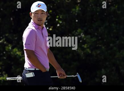 Orlando, Vereinigte Staaten. März 2020. März 2020 - Orlando, Florida, Vereinigte Staaten - Sung Kang aus den Vereinigten Staaten befragt das erste Grün während der dritten Runde des Arnold Palmer Invitational Golfturniers im Bay Hill Club & Lodge am 7. März 2020 in Orlando, Florida. Credit: Paul Hennessy/Alamy Live News Stockfoto