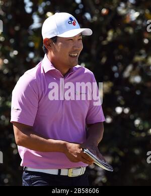 Orlando, Vereinigte Staaten. März 2020. 7. März 2020 - Orlando, Florida, Vereinigte Staaten - Sung Kang aus den Vereinigten Staaten lacht, als er das erste Grün während der dritten Runde des Arnold Palmer Invitational Golfturniers im Bay Hill Club & Lodge am 7. März 2020 in Orlando, Florida verlässt. Credit: Paul Hennessy/Alamy Live News Stockfoto