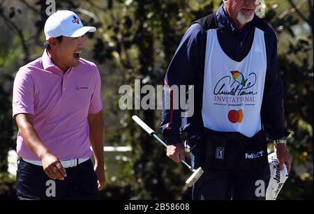 Orlando, Vereinigte Staaten. März 2020. 7. März 2020 - Orlando, Florida, Vereinigte Staaten - Sung Kang aus den Vereinigten Staaten lacht, als er das erste Grün während der dritten Runde des Arnold Palmer Invitational Golfturniers im Bay Hill Club & Lodge am 7. März 2020 in Orlando, Florida verlässt. Credit: Paul Hennessy/Alamy Live News Stockfoto