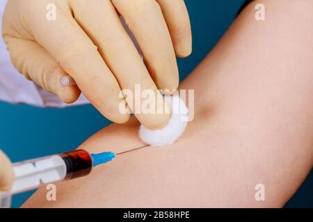 Arzt mit Spritze, der Blut aus den Venen nimmt Stockfoto
