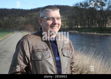 02. März 2020, Thüringen, Bad Köstritz: Tilo Watzle, Koordinator der Flusslandschaft Weiße Elster der Naturfreunde Deutsches Land steht am Rande der Weißen Elster. Die Weiße Elster. Mit der Auszeichnung "Flusslandschaft des Jahres 2020/21" für die Weiße Elster wollen die NatureFriends Deutschlands und der Deutsche Angelfischerverband die überregionale Zusammenarbeit im Umwelt- und Naturschutz, sanften Tourismus, Hochwasserschutz sowie bei der Umsetzung der EU-Wasserrahmenrichtlinie über die Weiße Elster. Foto: Bodo Schackow / dpa-Zentralbild / ZB Stockfoto