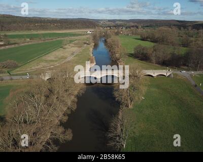 02. März 2020, Thüringen, Bad Köstritz: Der Weiße Magpie. Mit der Auszeichnung "Flusslandschaft des Jahres 2020/21" für die Weiße Elster wollen die NatureFriends Deutschlands und der Deutsche Angelfischerverband die überregionale Zusammenarbeit im Umwelt- und Naturschutz, sanften Tourismus, Hochwasserschutz und bei der Umsetzung der EU-Wasserrahmenrichtlinie über die Weiße Elster. (Aufnahme mit Drohnenfoto: Bodo Schackow / dpa-Zentralbild / ZB Stockfoto