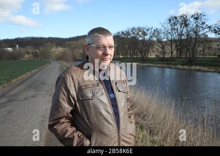 02. März 2020, Thüringen, Bad Köstritz: Tilo Watzle, Koordinator der Flusslandschaft Weiße Elster der Naturfreunde Deutsches Land steht am Rande der Weißen Elster. Mit der Auszeichnung "Flusslandschaft des Jahres 2020/21" für die Weiße Elster wollen die NatureFriends Deutschlands und der Deutsche Angelfischerverband die überregionale Zusammenarbeit im Umwelt- und Naturschutz, sanften Tourismus, Hochwasserschutz und Umsetzung der EU-Wasserrahmenrichtlinie über die Weiße Elster. (Aufgenommen mit einer Drohne Foto: Bodo Schackow / dpa-Zentralbild / ZB Stockfoto