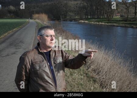 02. März 2020, Thüringen, Bad Köstritz: Tilo Watzle, Koordinator der Flusslandschaft Weiße Elster der Naturfreunde Deutsches Land steht am Rande der Weißen Elster. Die Weiße Elster. Mit der Auszeichnung "Flusslandschaft des Jahres 2020/21" für die Weiße Elster wollen die NatureFriends Deutschlands und der Deutsche Angelfischerverband die überregionale Zusammenarbeit im Umwelt- und Naturschutz, sanften Tourismus, Hochwasserschutz sowie bei der Umsetzung der EU-Wasserrahmenrichtlinie über die Weiße Elster. Foto: Bodo Schackow / dpa-Zentralbild / ZB Stockfoto