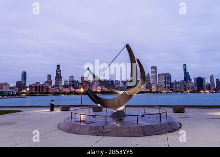 Planetariumskulptur mit Chicago Skylinevor Sonnenaufgang Stockfoto